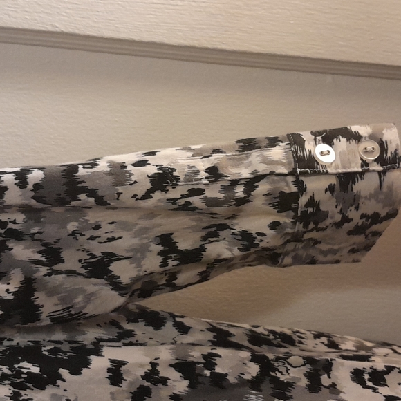 Women's 212 Brand black/white zebra print button down shirt. - Picture 3 of 5